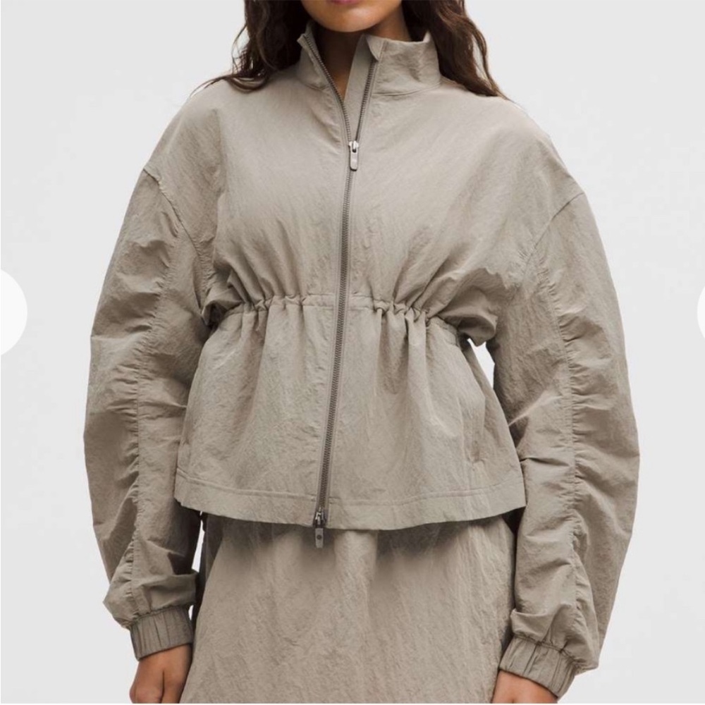 NWT Lululemon Crinkle Nylon Cinchable Jacket‎ Warm Ash Gray Size XL